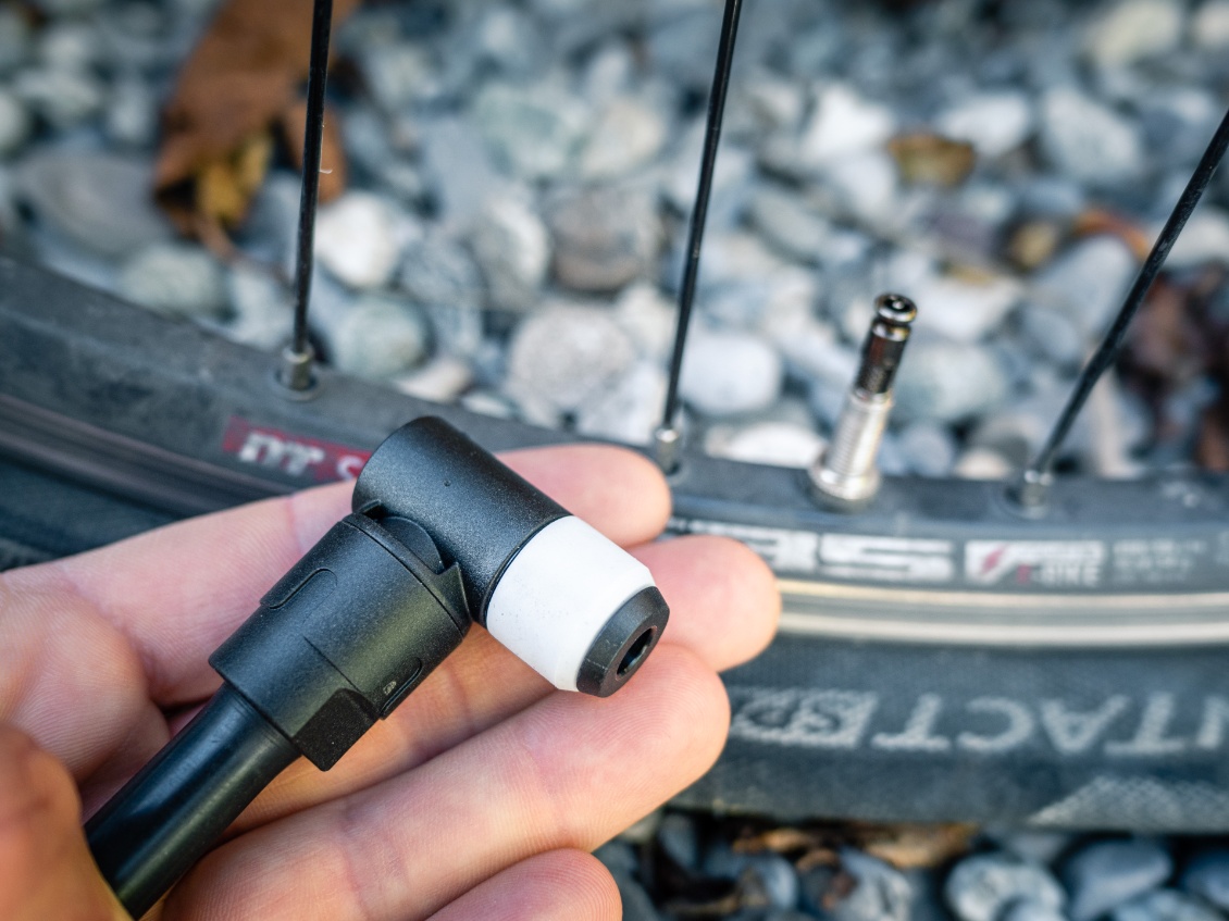 La tête de pompe dédiée, installée sur le flexible de ma pompe à pied.