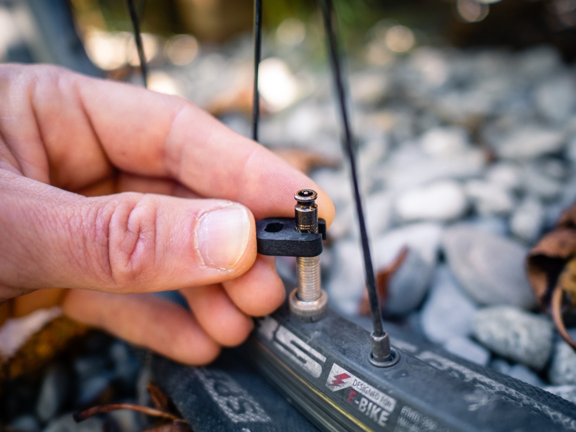 Installation du nouvel obus (le démonte-obus est fourni dans le kit)