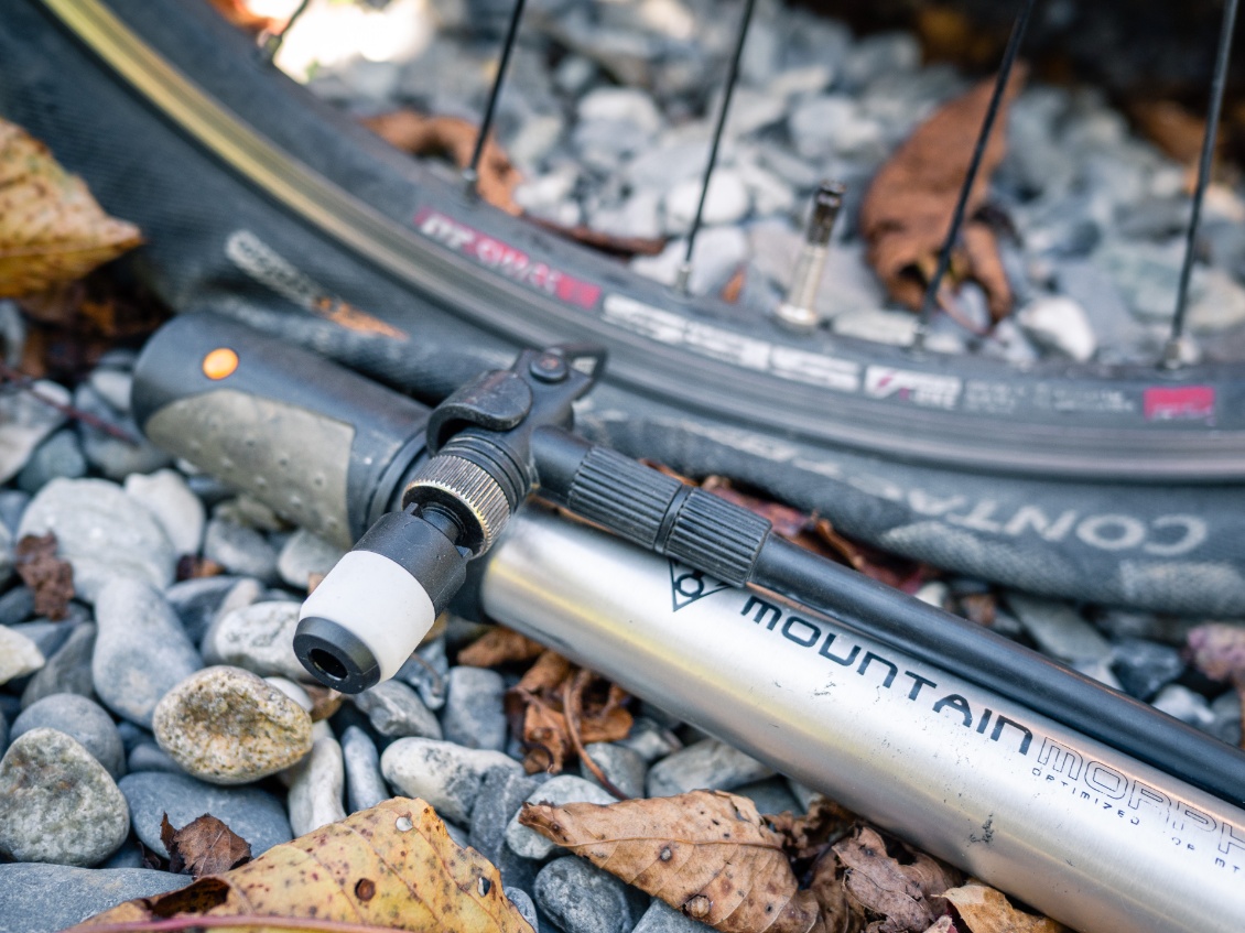 Sur une mini-pompe, l'adaptateur crée une petite 'protubérance' qui la rend moins compacte.