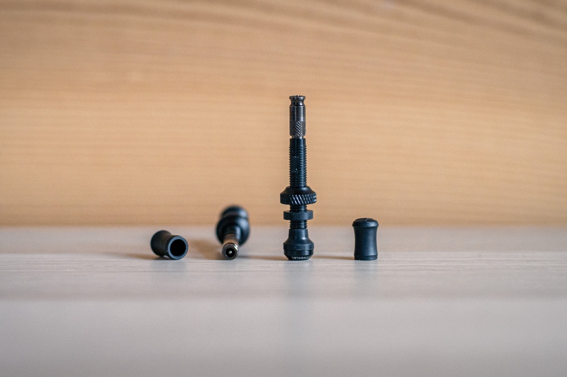 Les valves tubeless, vendues équipées d'un obus SCV.