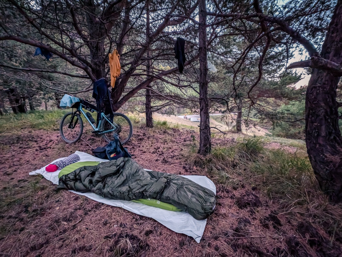 Le tyvek et l'oreiller basique, après une nuit à la belle.