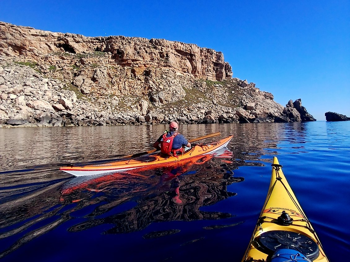 On distingue deux petits points blancs juste au-dessus de la barre rocheuse (Na Blanca) dans le bleu du ciel... Deux percnoptères d'Egypte (Neophron percnopterus). Et tout au bout à droite : Llosa des Patró Pere