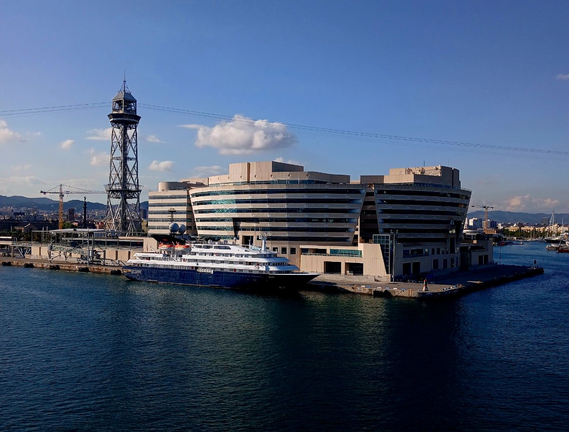 Barcelona : Telefèric del Port (à gauche). World Trade Center Barcelona (à droite)