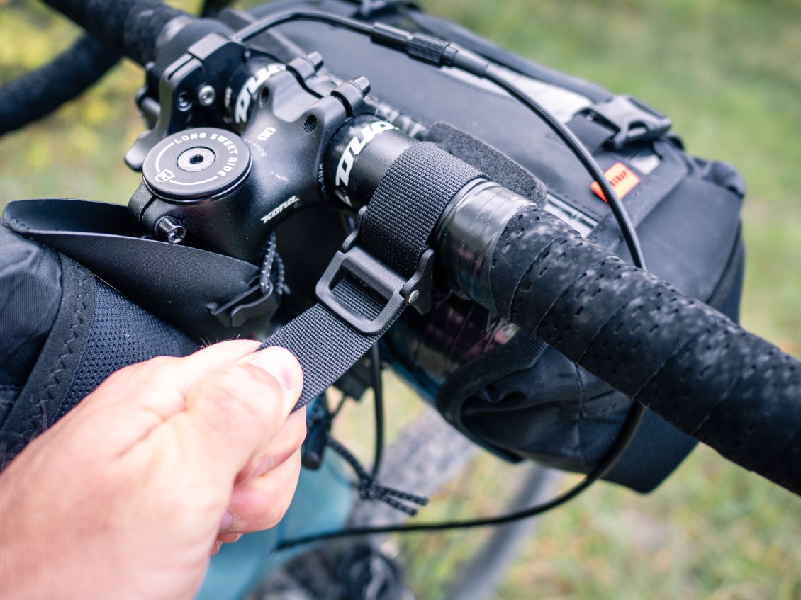 Le serrage du harnais : d'une simplicité enfantine.