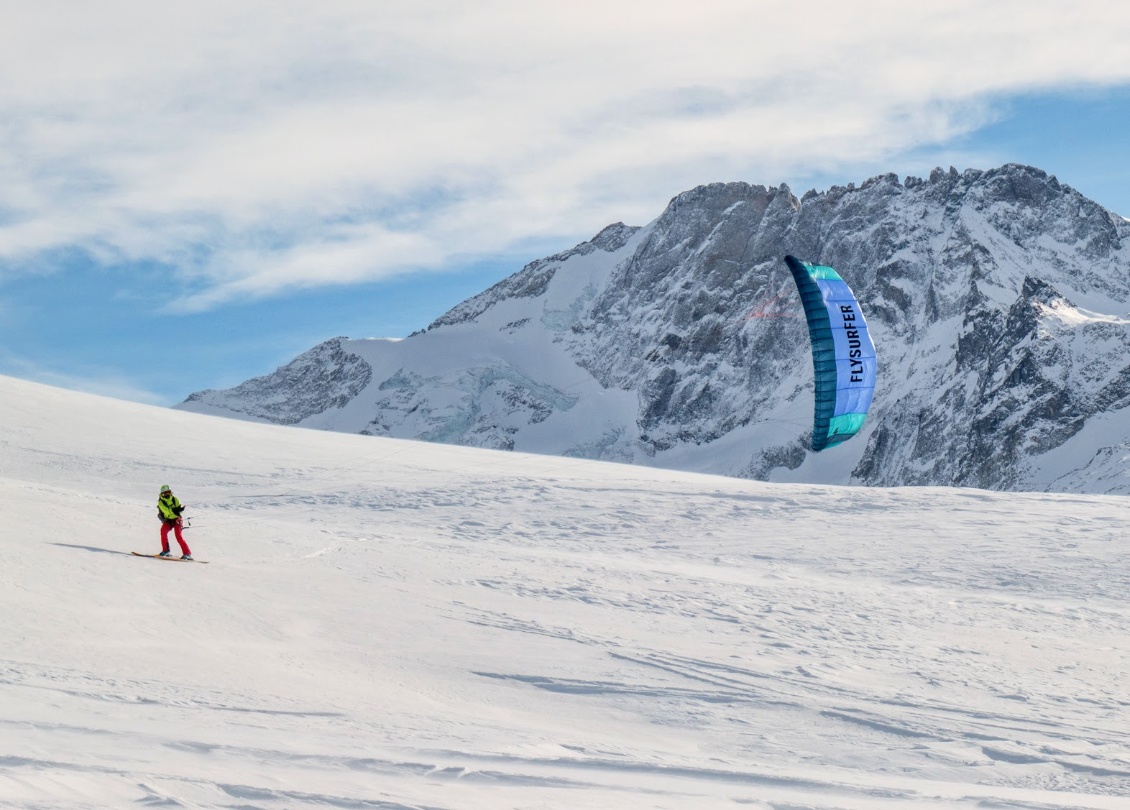 Pendant l'activité (kite, alpinisme, splitboard...), les bâtons sont repliés et rangés sur le côté du sac.