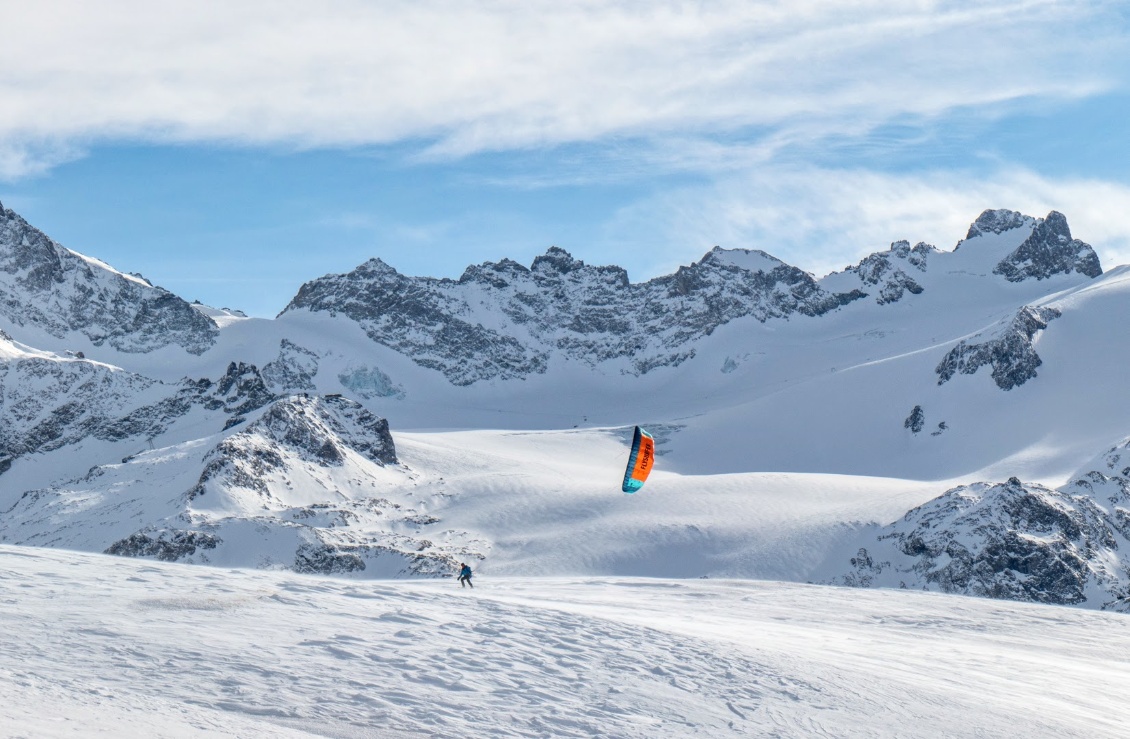 Pendant l'activité (kite, alpinisme, splitboard...), les bâtons sont repliés et rangés sur le côté du sac.