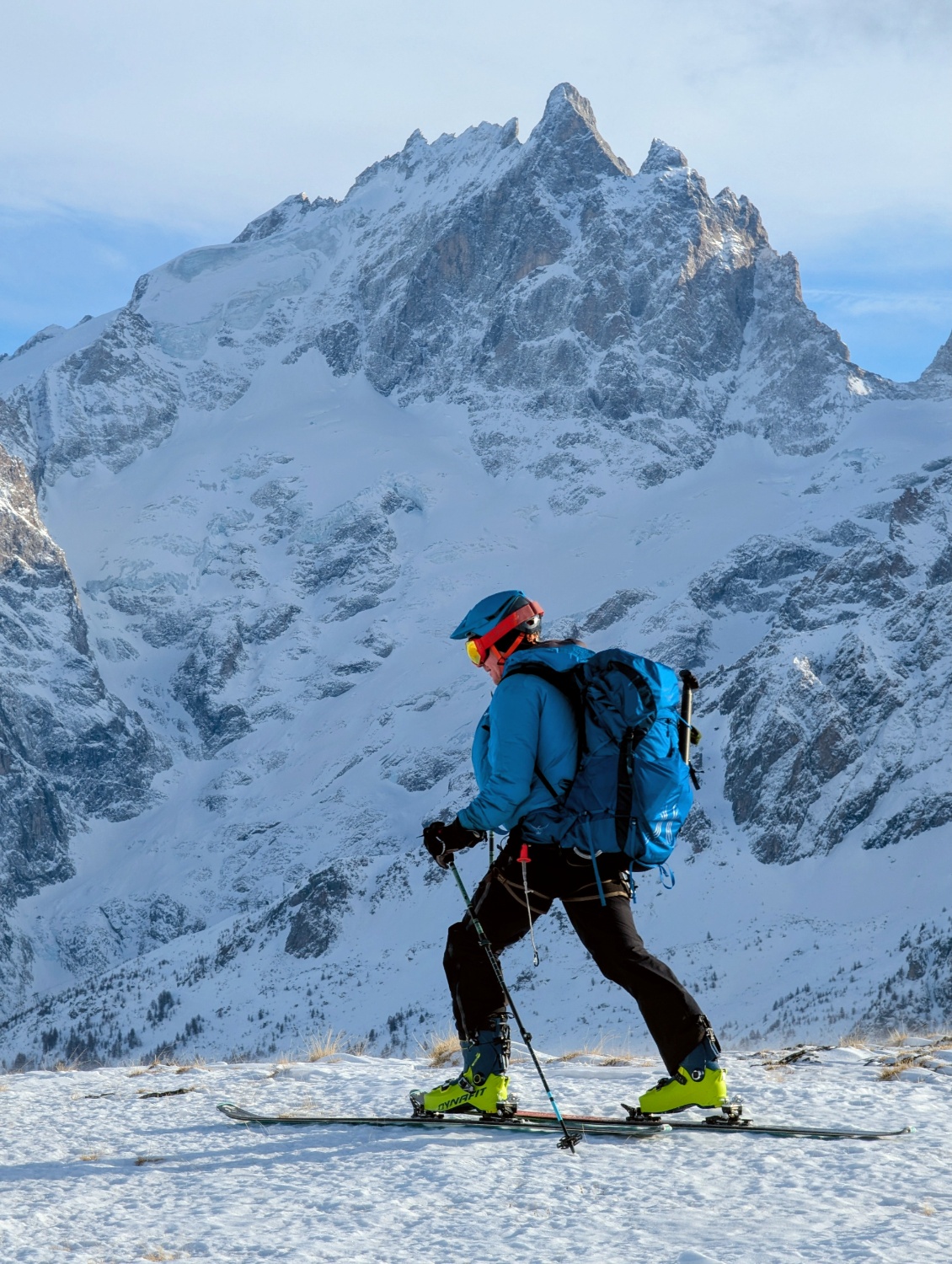 Approche à ski de rando pour aller faire du snowkite (face à la Meije :-)). Dès que les ailes seront sorties, les bâtons seront repliés et rangés sur une poche latérale du sac.