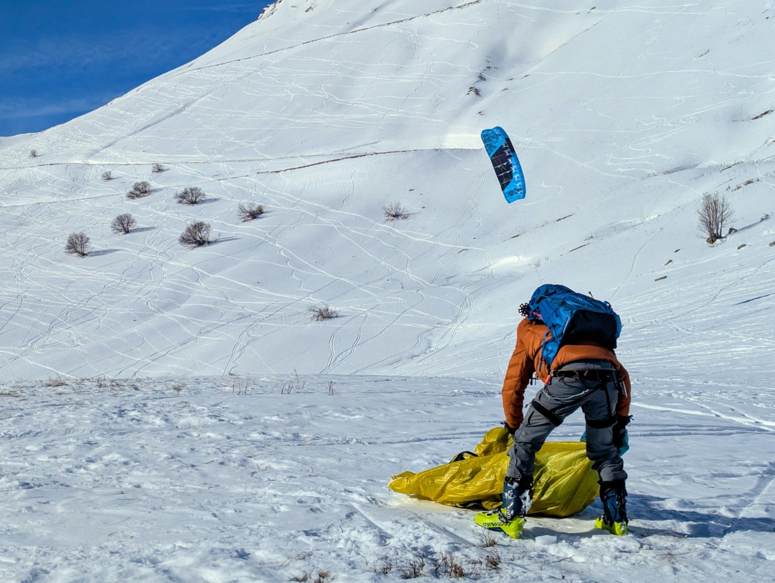 Snowkite : dès la préparation de l'aile, les bâtons sont pliés et rangés sur un côté du sac à dos.