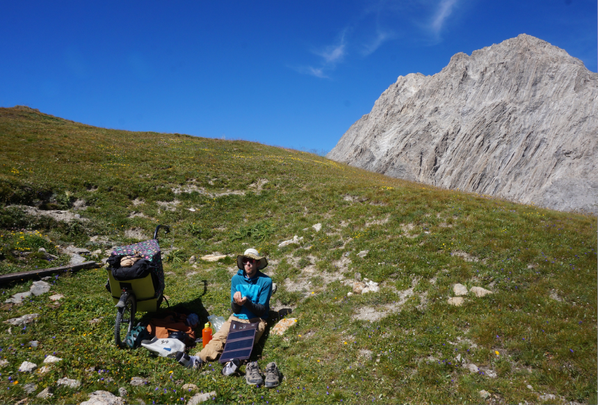 pause sieste avant le col de la roue, on recharge les batteries (toutes!)
