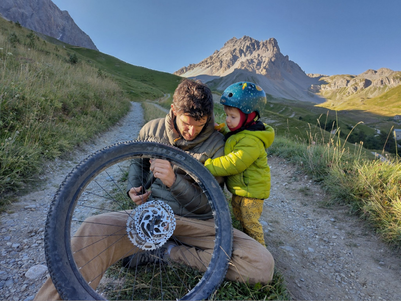 Crevaison matinale, pneu éventré remplacé à Modane