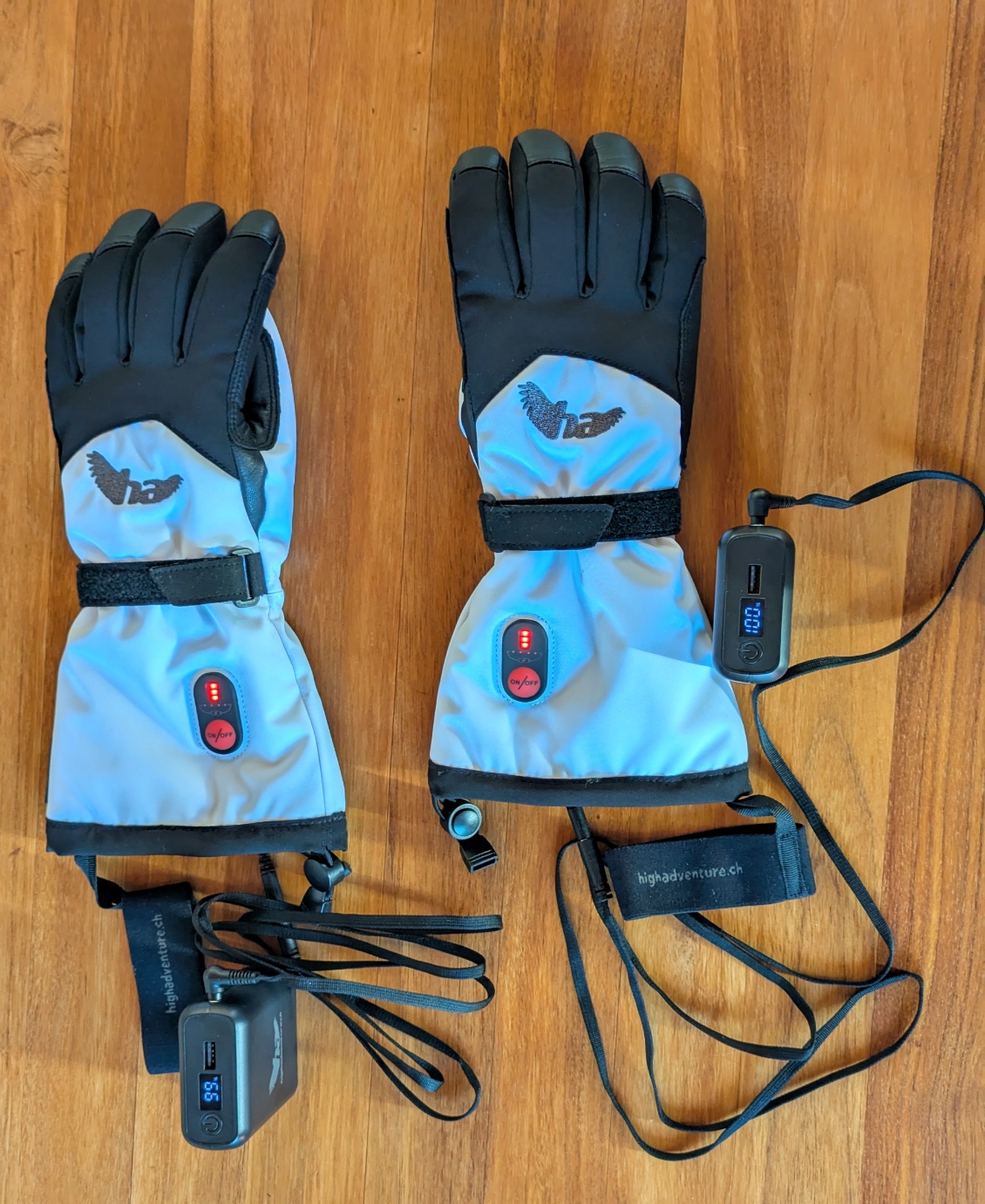 Configuration : une powerbank par gant et deux câbles simples.