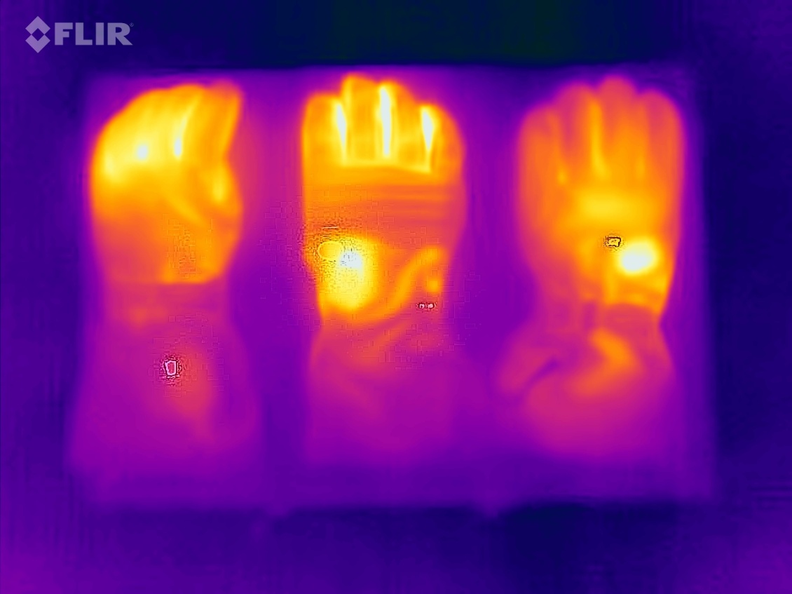 De gauche à droite :
High Adventure Magic 2, Racer Connectic 5, Therm-ic Ultra Heat Boost Gloves.
Puissance 3, vue dos de la main.