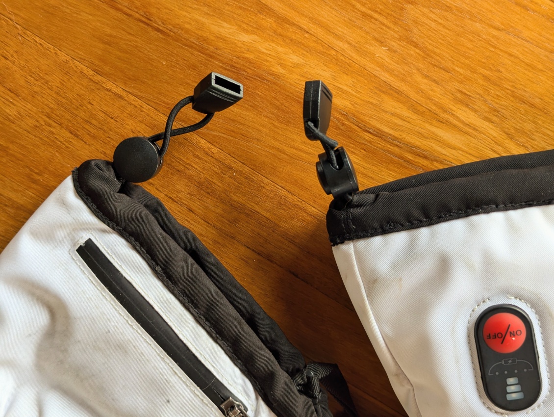 Tanka de serrage de la mini jupe sur l'avant-bras.