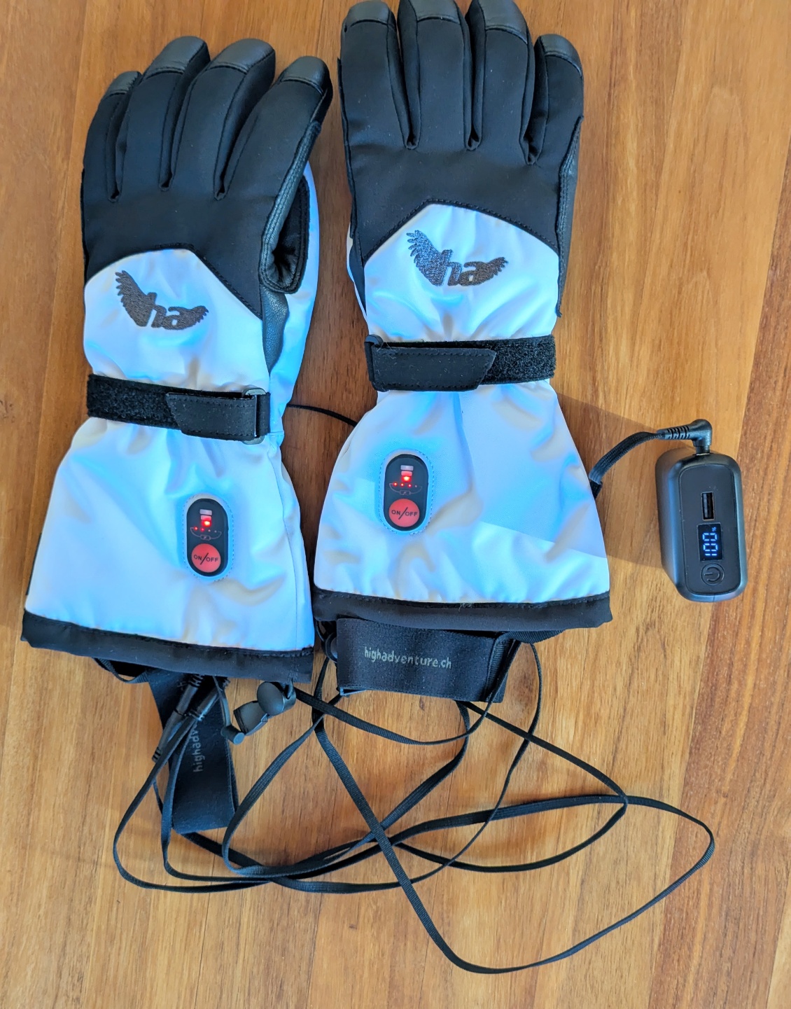Quand les gants sont branchés sur une (ou les) powerbank(s) externe(s), il est plus fiable de lire le niveau de charge sur l’écran de ladite powerbank.