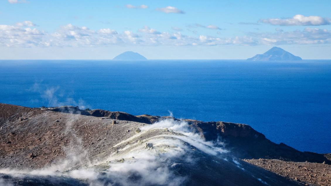 Îles Éoliennes (Sicile). Alicudi et Filicudi vues depuis le volcan actif de Vulcano.