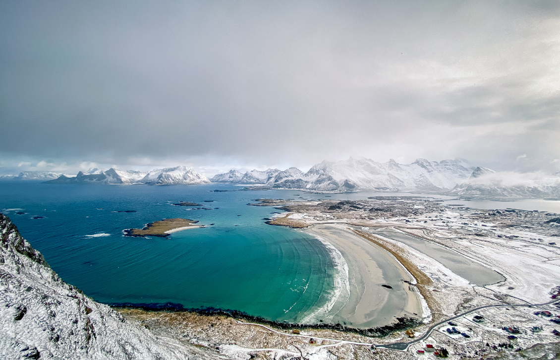Lofoten (Norvège). La baie de Sandbotnen lors d’une traversée de l’archipel à ski. Photo : Clément Aubert.