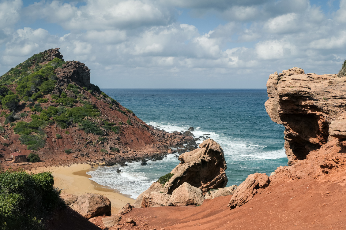 Minorque. La célèbre Cala Pilar, une anse haute en couleur.