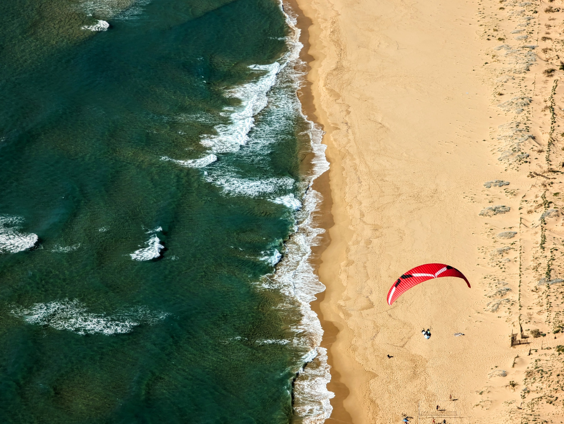 Sardaigne côte ouest. Parapente hivernal près de la ville d’Alghero.