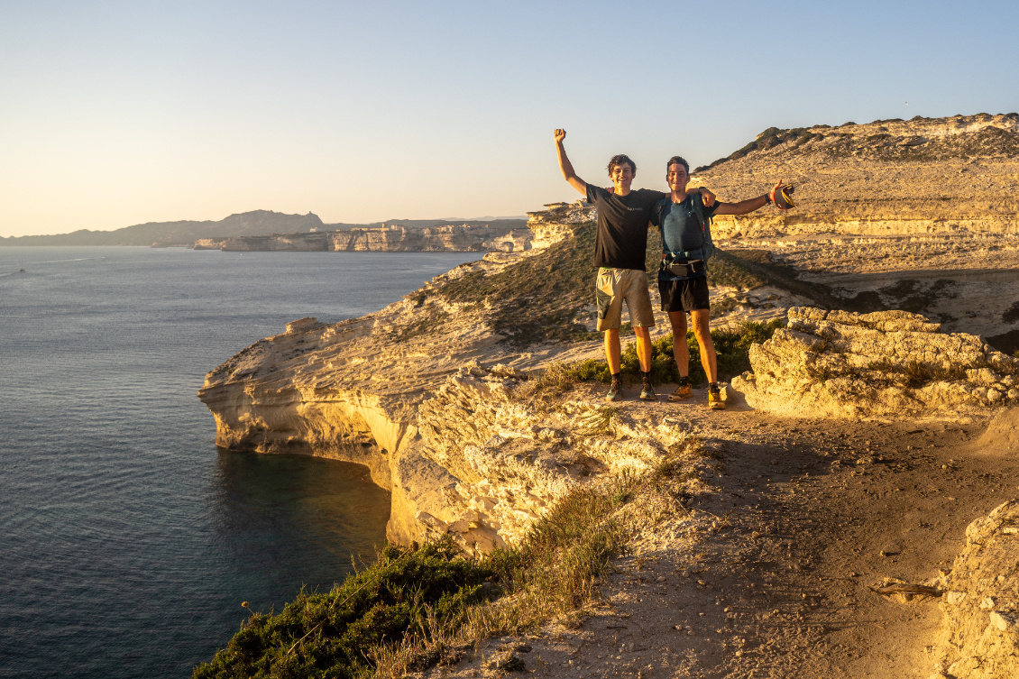 Sardaigne en vue. Même en sachant qu’on est au bout de notre aventure, il faudra du temps pour réaliser pleinement ce que nous venons d’accomplir.