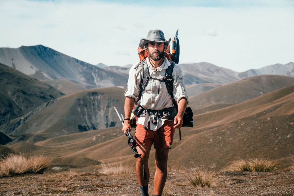 Face à soi-même. À mesure que les kilomètres défilent, le regard se tourne vers l’intérieur. Alors je marche, droit vers l’objectif, et aussi vers moi-même.