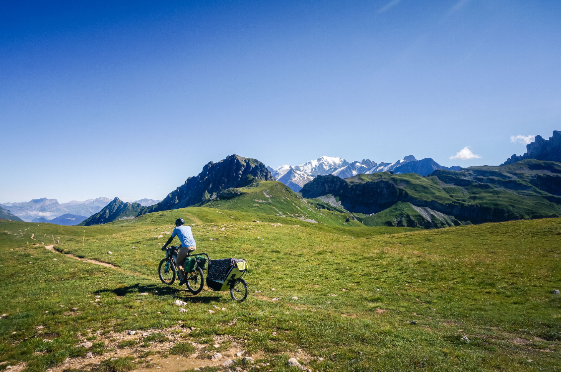 bebe-tout-terrain-vtt-en-famille-dans-les-alpes
