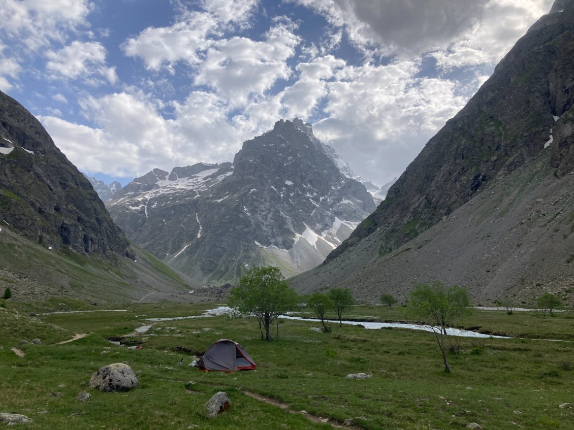 Bivouac sous le refuge de l'Alpe de Villar d'Arène