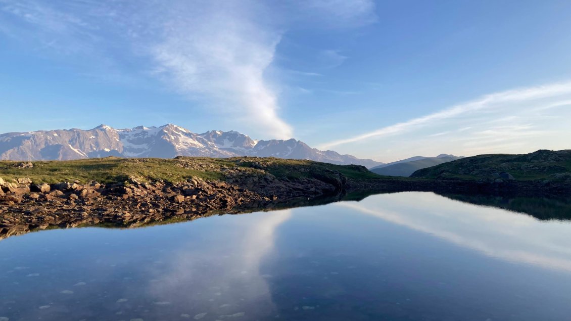 Lac noir du plateau d'Emparis, vue sur la chaîne des Ecrins