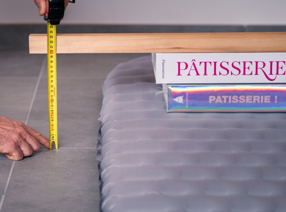 L'épaisseur mesurée dépasse celle annoncée (8,5 au lieu de 8 cm)