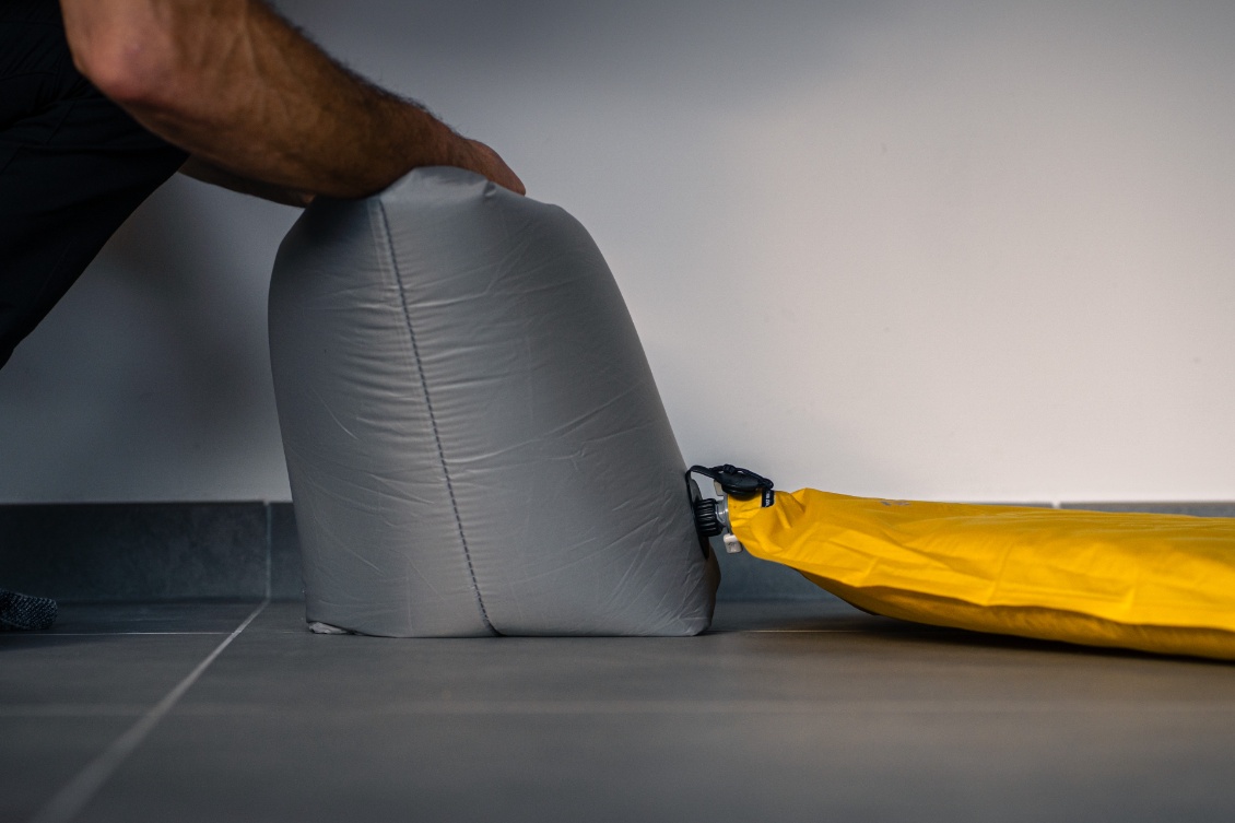Le sac de gonflage fourni.