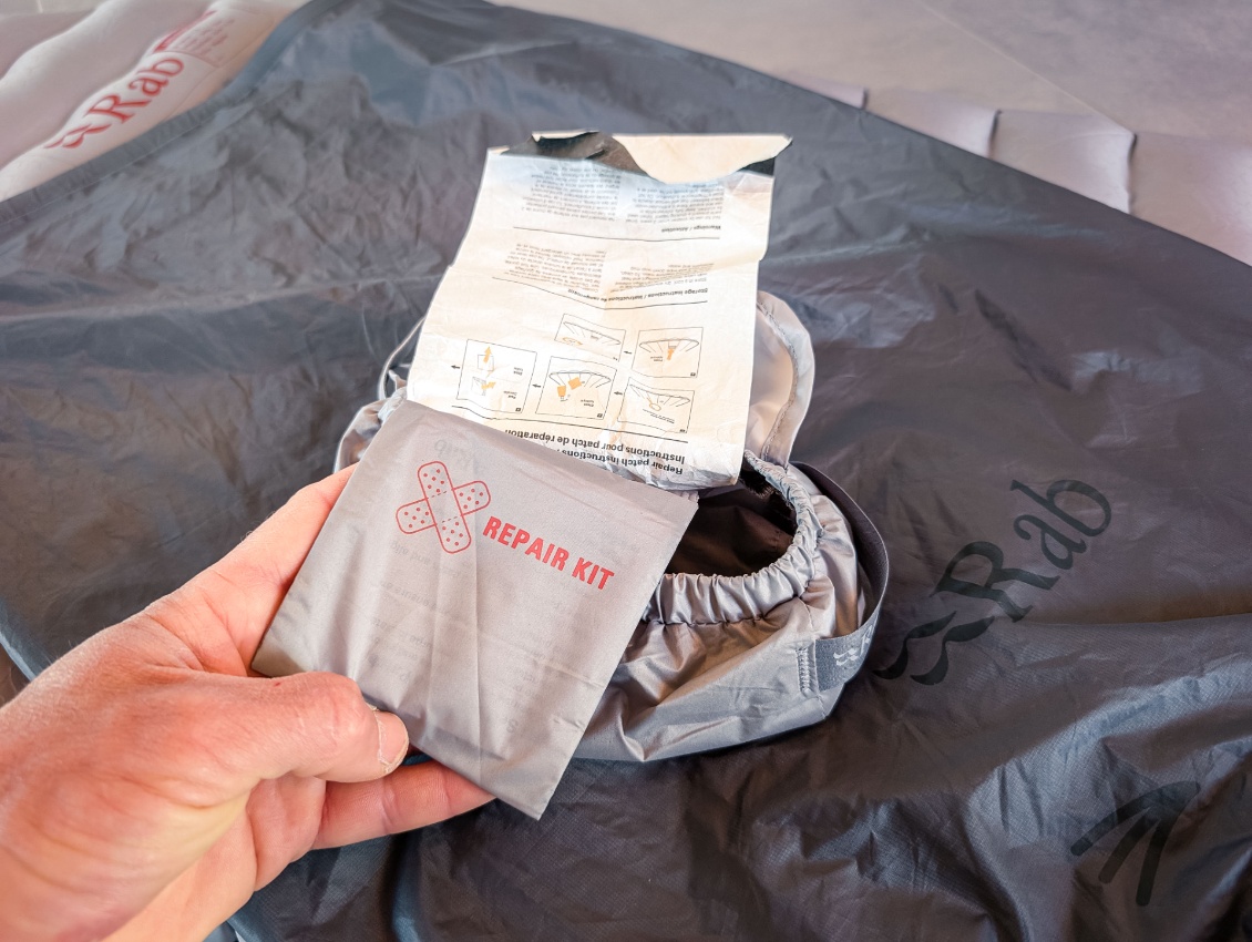 La pochette de rangement propose un petit compartiment avec kit de réparation (deux patchs autocollants et une membrane de valve).