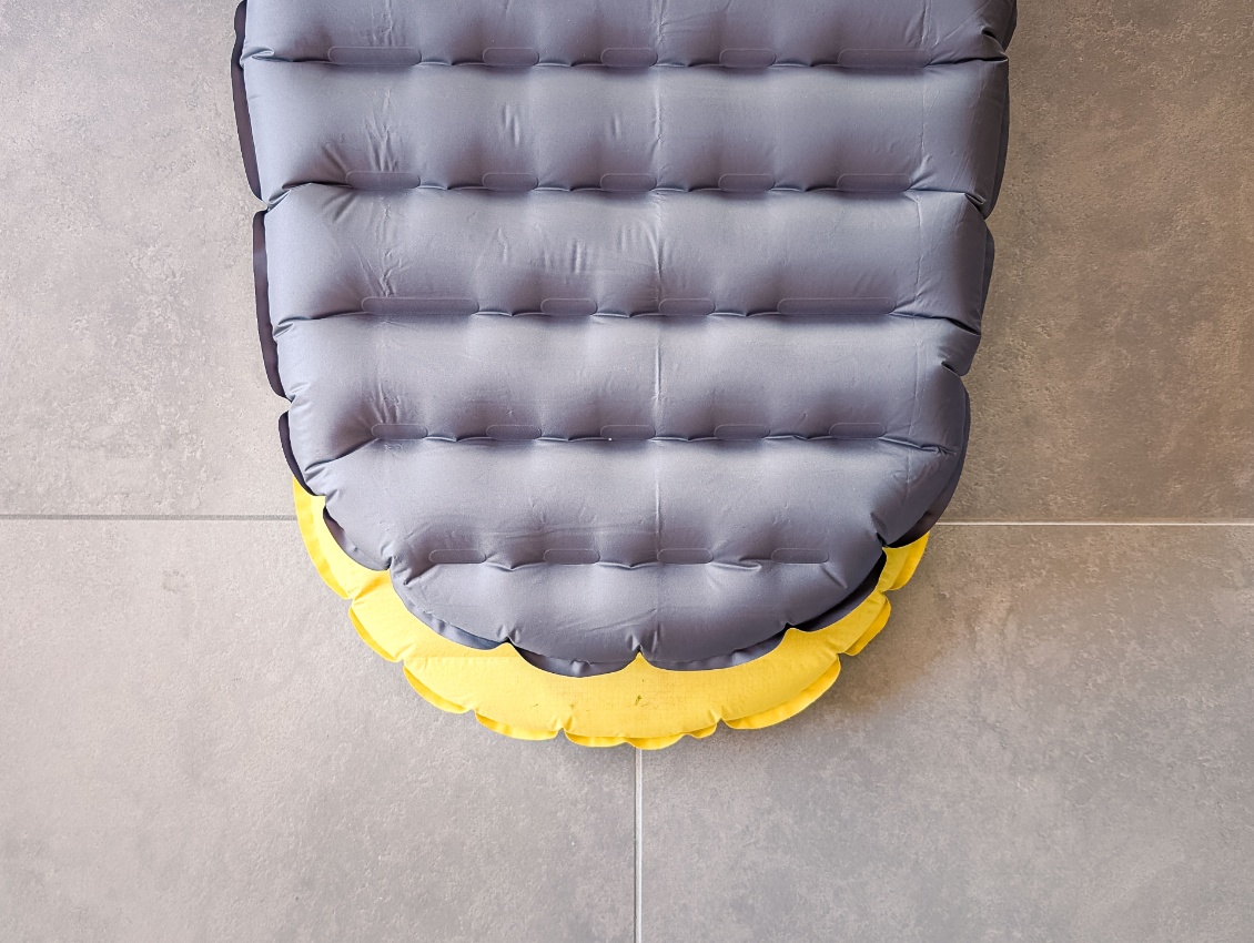 Mais la longueur de 183 cm semble un peu sur-estimée (ici comparé à un Therm-a-Rest NeoAir XLite qui mesure effectivement 183 cm)