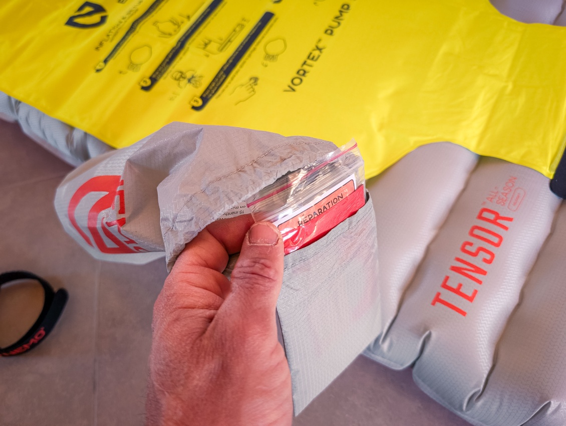 Compartiment de kit de réparation dans la housse de rangement.