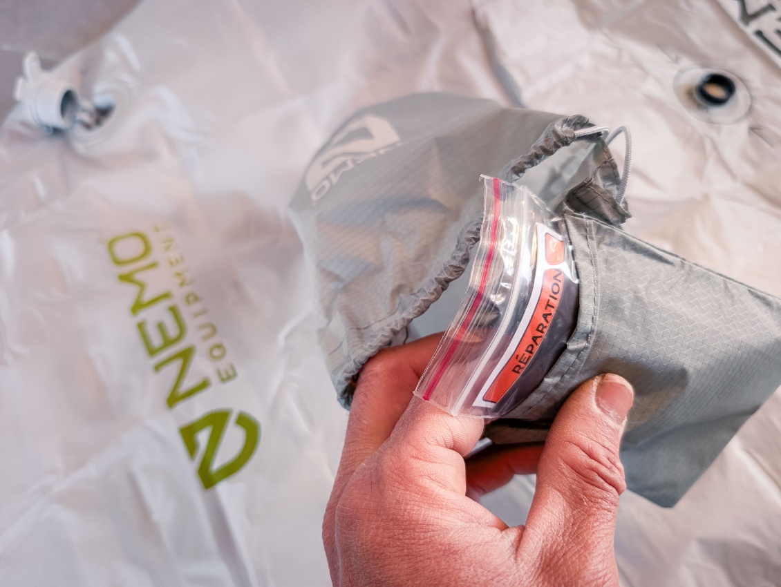 Compartiment de kit de réparation dans la housse de rangement.