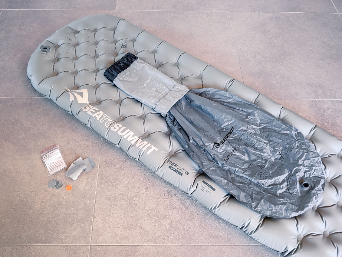 Combo 2-en-1 : la housse de transport et le sac de gonflage sont indissociables.