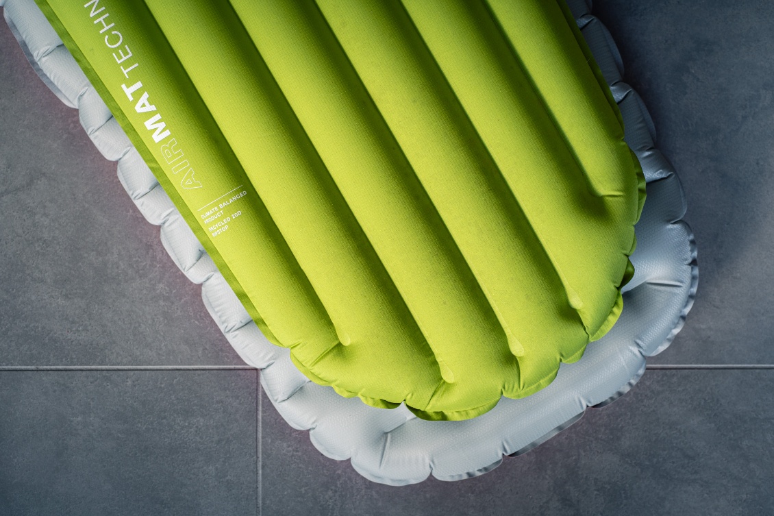 Comparaison : la surface de l'Etherlight XT (dessous) est bien plus généreuse. On se sent moins à l'étroit pour dormir.