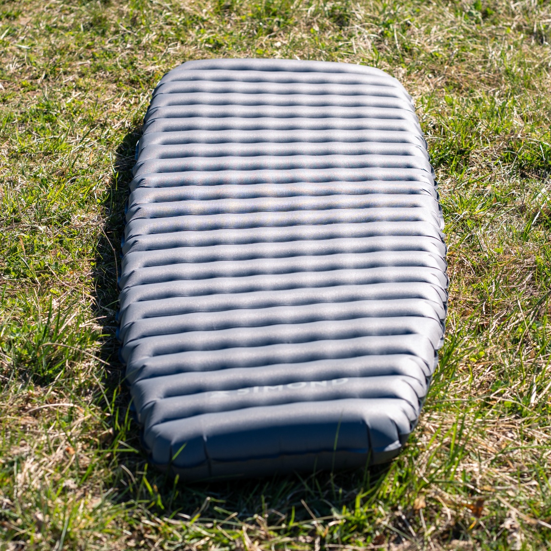 Contrairement à la majorité des formats "momie", le matelas reste aussi large au niveau des hanches que des épaules.