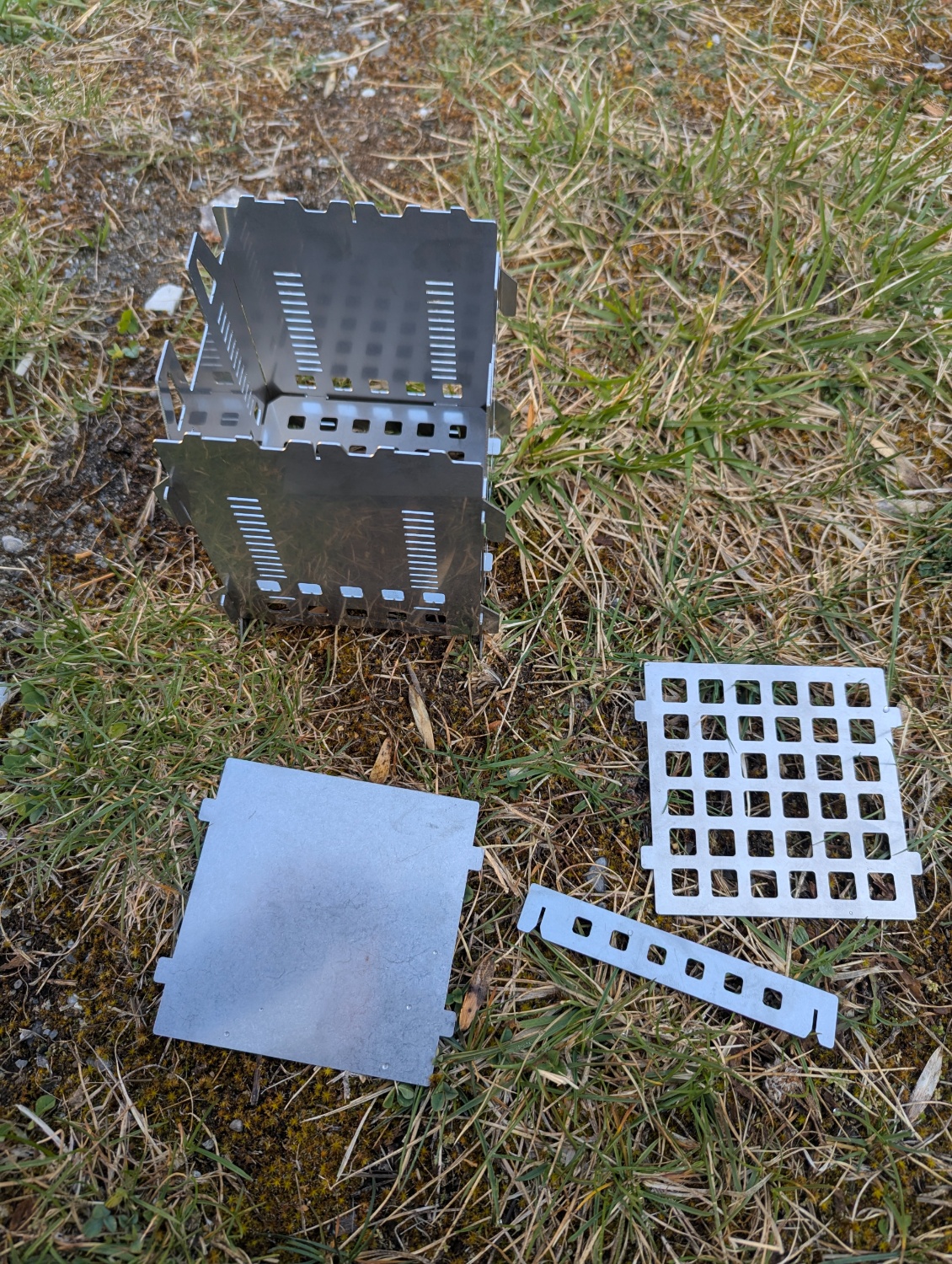 Le Fabogliss et ses options : la barrette pour petite récipient, le grille à grillade, l'efficace fond plein de protection de sol.