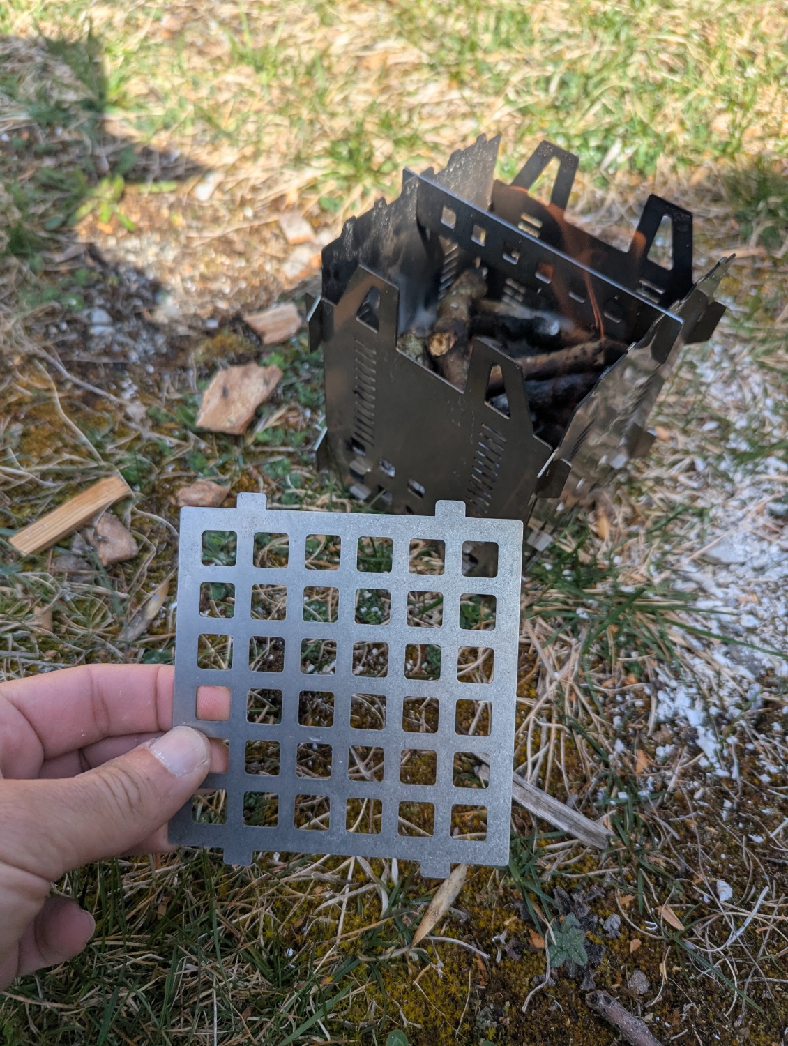 La seconde grille, pour faire des petites grillades, selon la doc. Pas obligatoire selon nous... Et la barrette pour petit récipient, montée sur le réchaud.