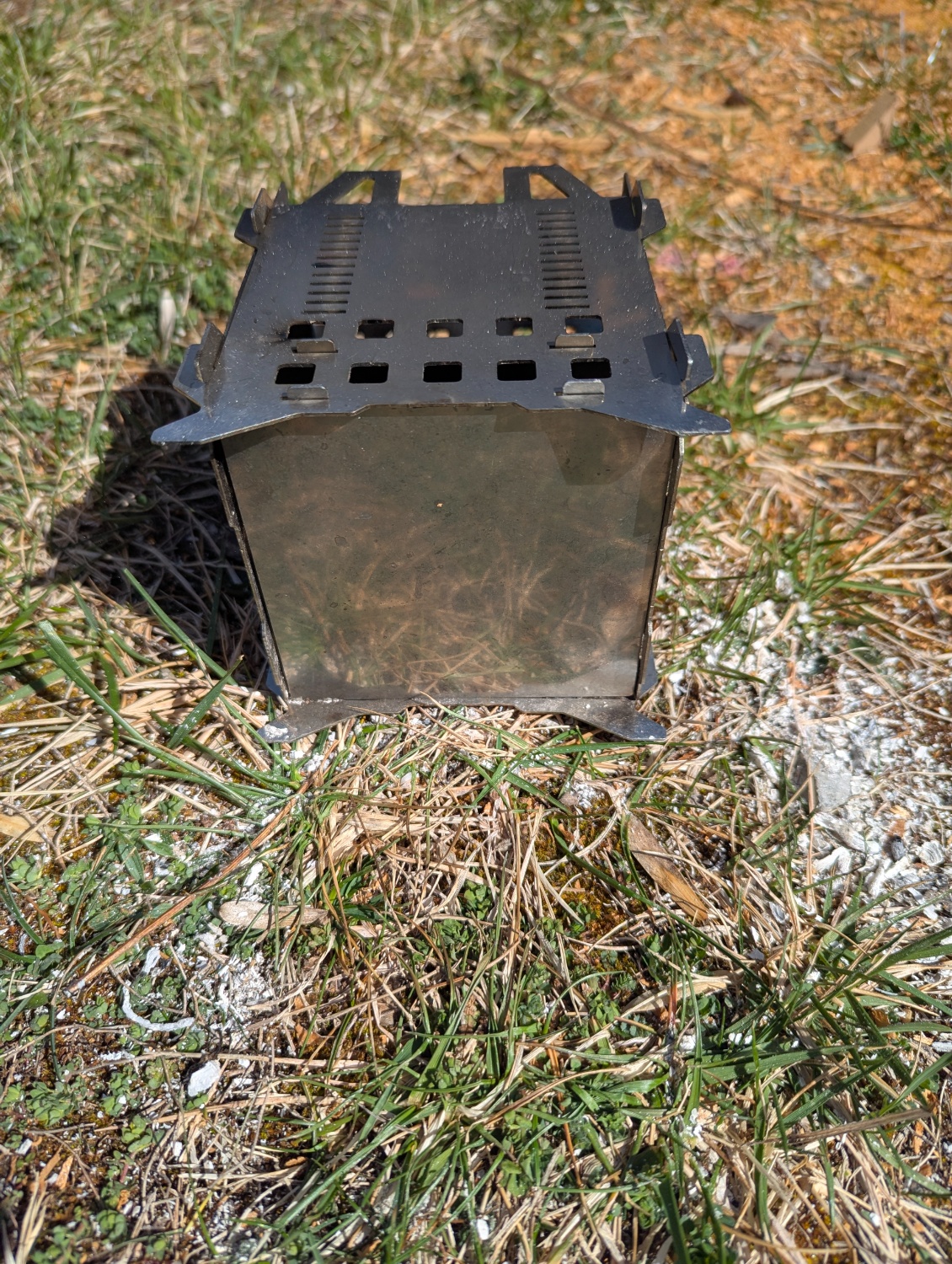 La protection de sol est bien efficace, l'herbe reste verte.