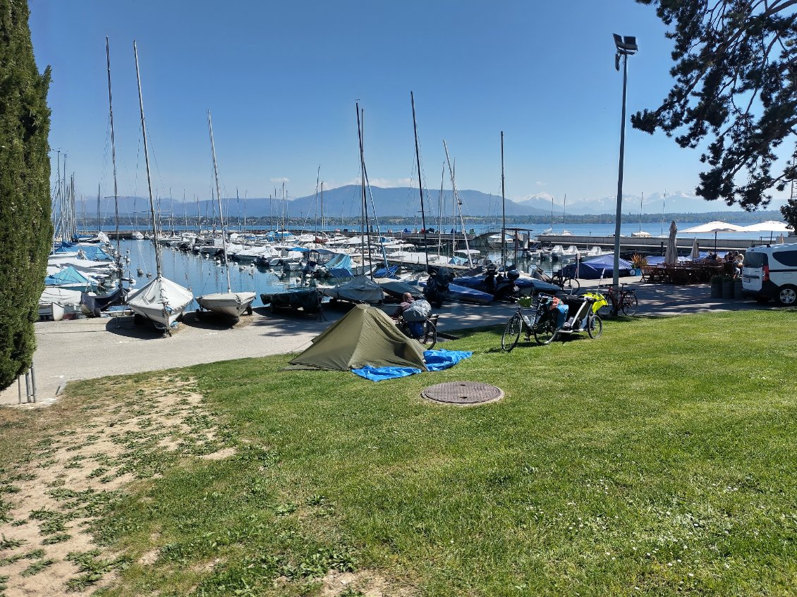 Pause au bord du lac et abri sous tarp pour protéger bébé du soleil le midi