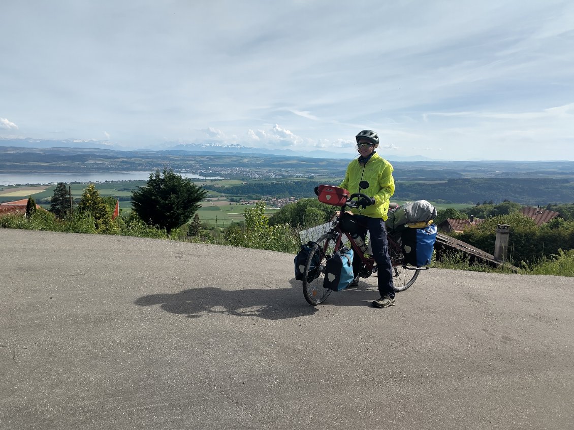 À l'aplomb du lac de Neuchâtel et du Léman plus loin, la vue est saisissante ! Sans doute le plus grand défi sportif