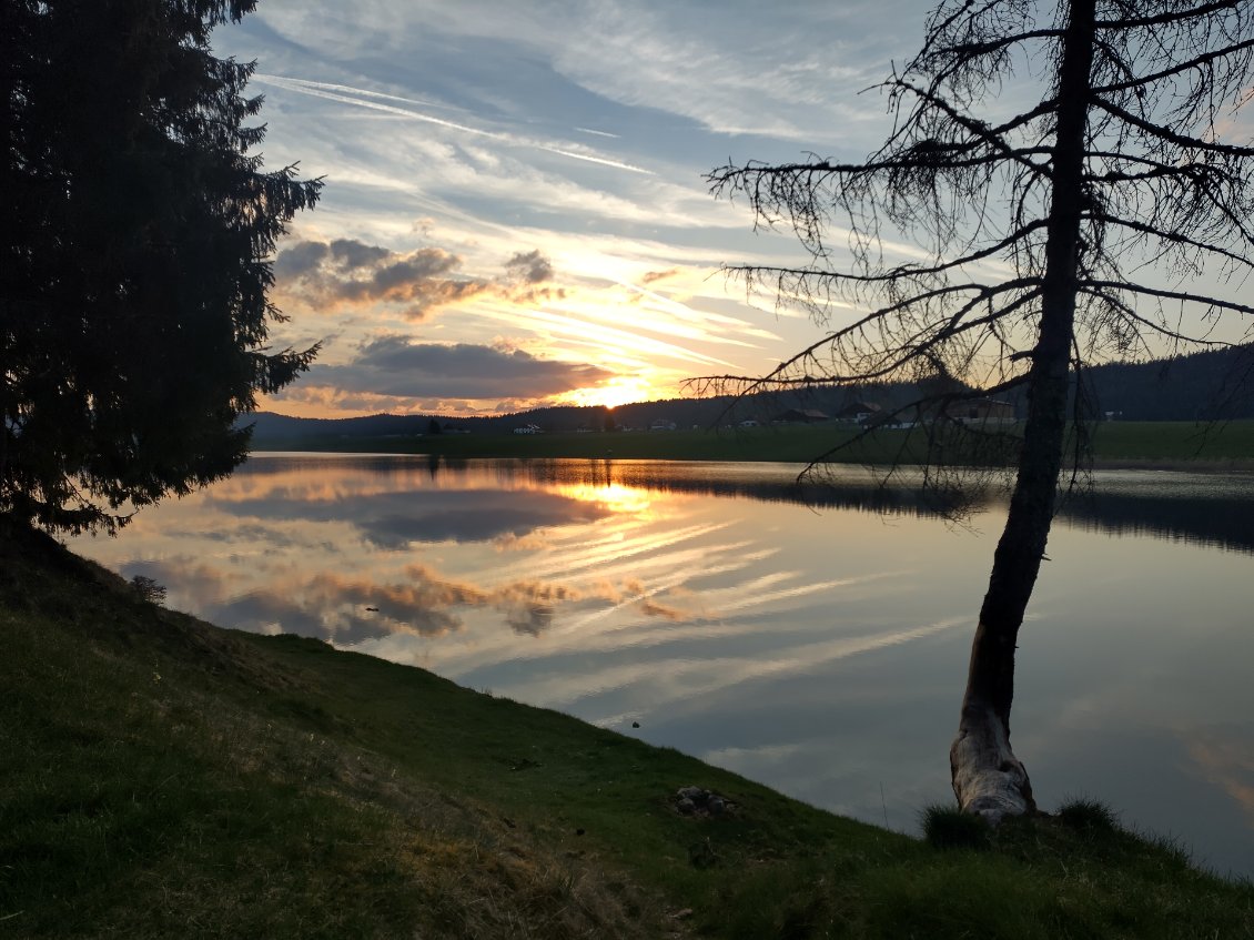 Bivouac et coucher de soleil à notre arrivée en Suisse
