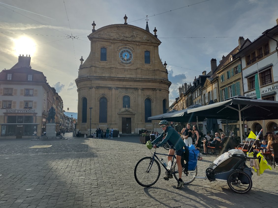 Arrivée à Yverdon ! On retrouve notre hôte rencontré sur warmshower. Ville suisse bien agréable en vélo.