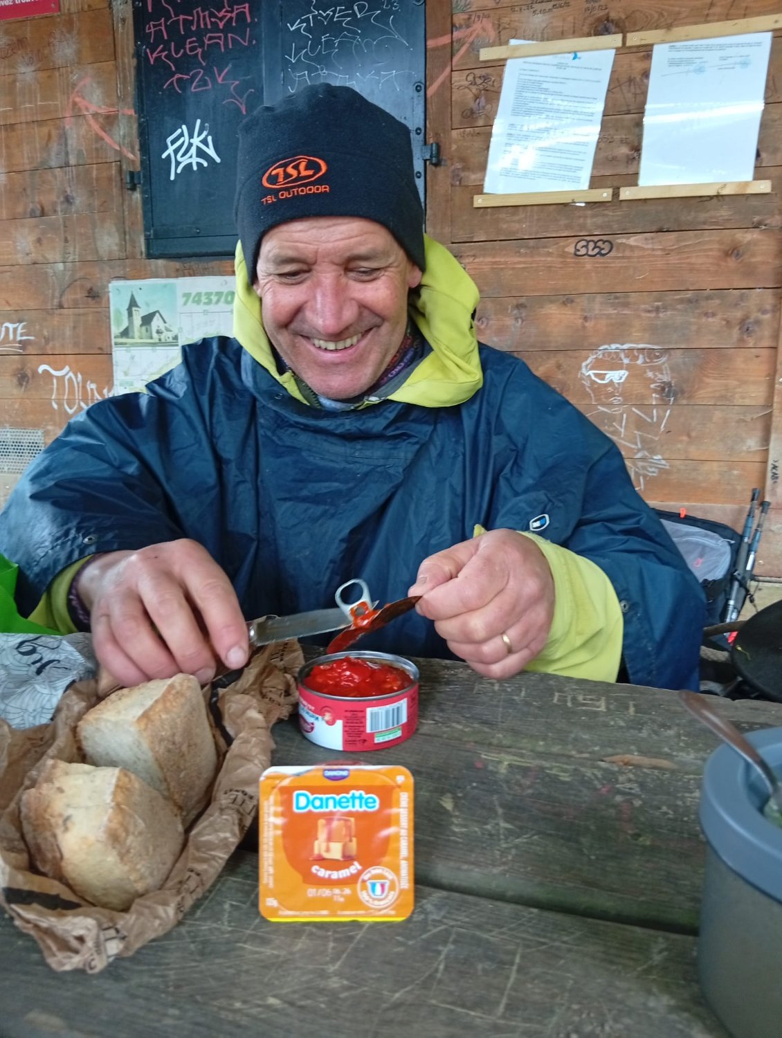 Même Dom se lève pour Danette, offerte par une personne au point de pique nique 