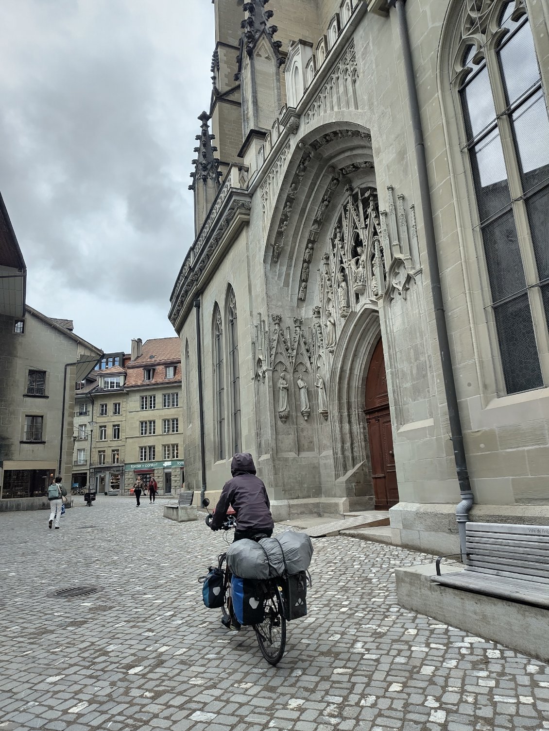 Visite de Fribourg (en Suisse) lors du parcours. Une ville dans la série Yverdon, Bulle, Fribourg, Bales