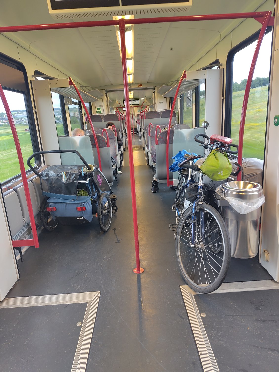 Durant une étape, nous avons essayé les vélos et la carriole dans le train suisse. Aucun problème !