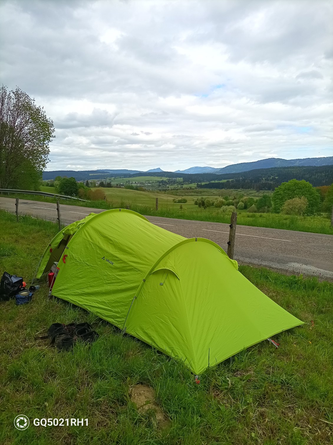 Ce n'est pas le bivouac de rêve, nous avons tout de même le Mont d'Or au fond