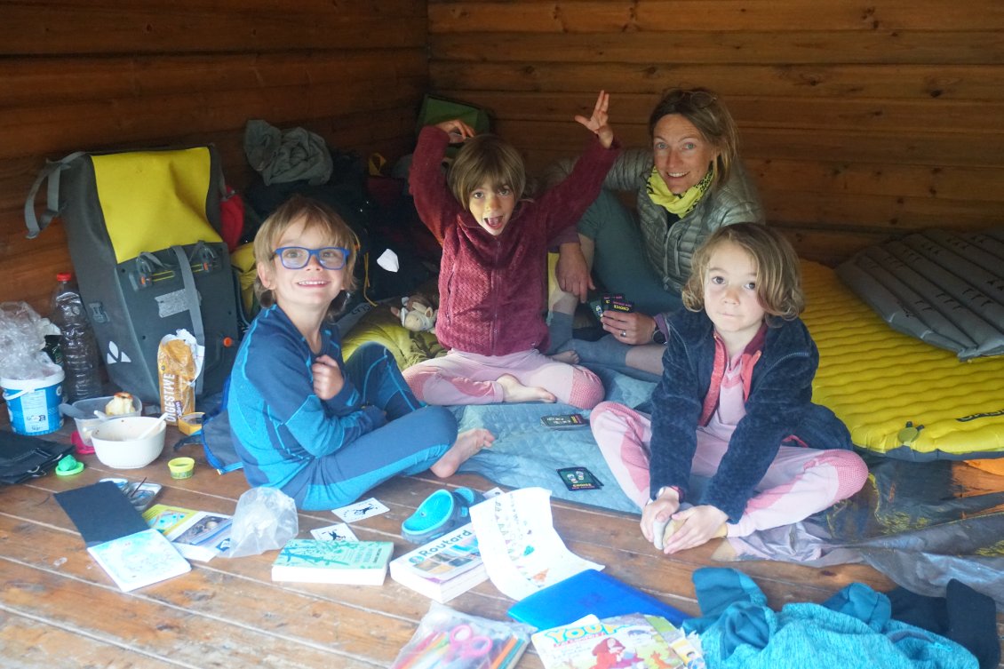 Jeux dans un shelter en attendant la fin de l’averse  - Danemark