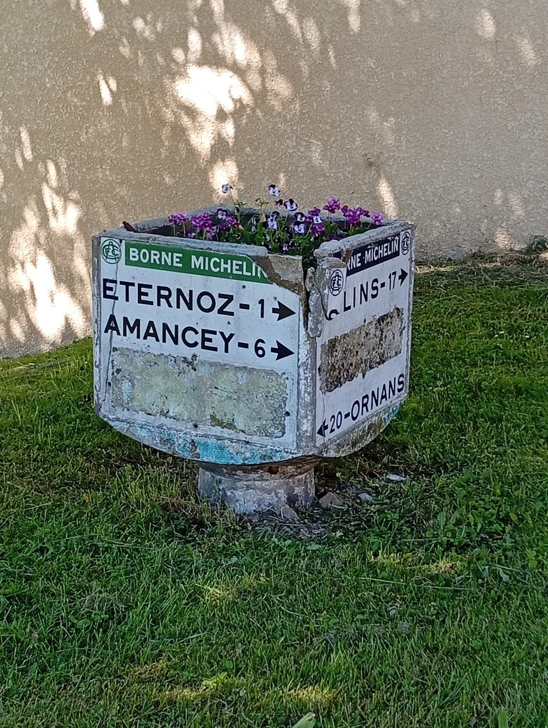 Une ancienne borne Michelin