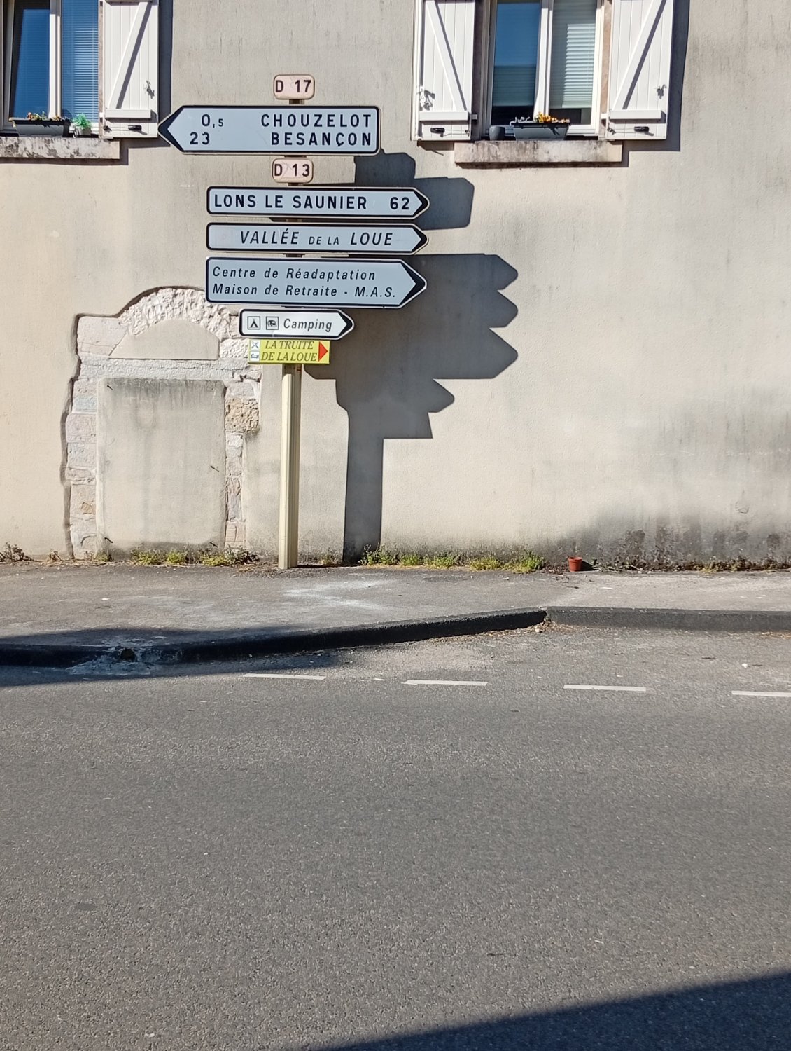 Nous nous déplaçons lentement, en revanche les panneaux nous rappellent que nous avons déjà fait pas mal de chemin